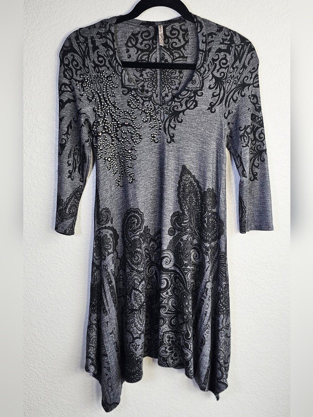 Yahada USA Black & Gray Embellished Paisley Handkerchief Hem Tunic Top Women's M